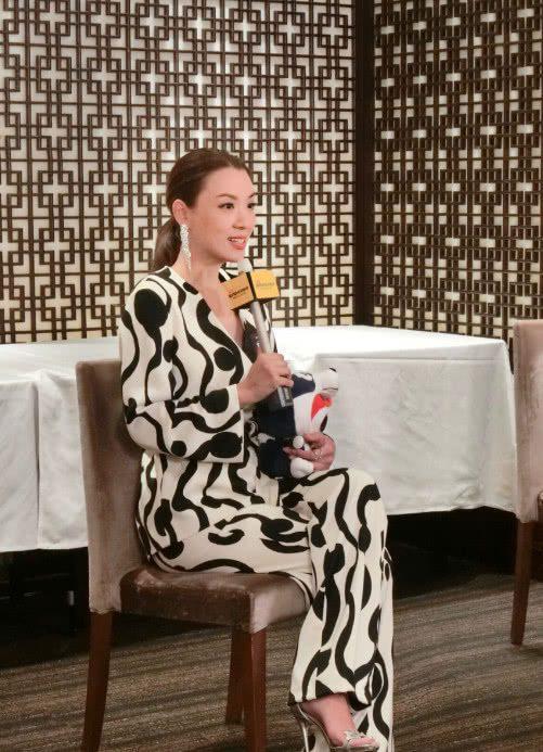 她因丁克与富豪离婚，很有骨气拒绝前夫的钱，44岁成一线花旦