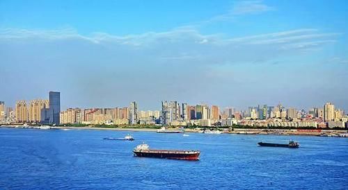  拥有@中国水域面积最大的一座省会城市，拥有亚洲最大的城中湖