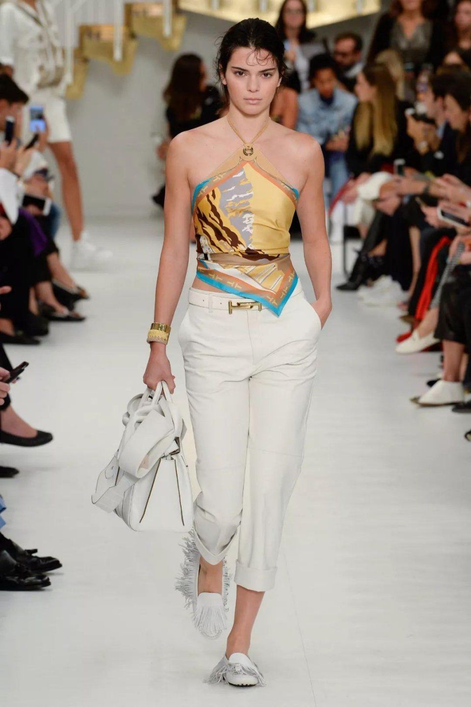 不能当首饰的腰带不是好丝巾，万能胶单品了解一下?