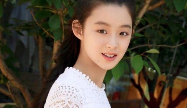 皮肤:小小年纪常化浓妆,没个小孩的样子,杨幂旗下13岁童星