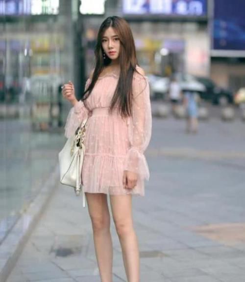  『美女』街拍：般般入画的美女，一条浅粉色连衣裙，时尚清新靓丽迷人
