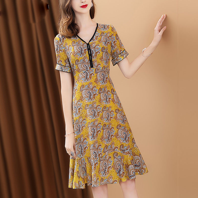 赶紧一饱眼福!丰满女人穿这样的素雅裙，堪称完美，性感又迷人