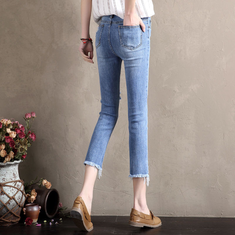 女人的丰满就要秀出来，紧身t恤搭紧身裤，小蛮腰真性感，特撩人