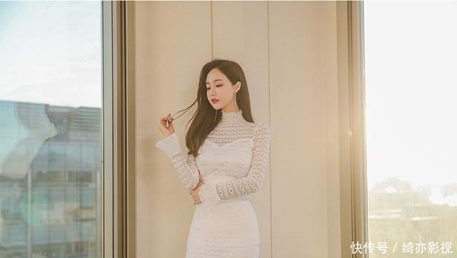  [凸显]街拍：时尚甜美的连衣裙小姐姐，身材妙曼，凸显独特魅力