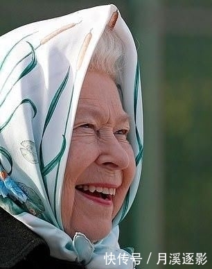 「工作」93岁英国女王这次把人可爱到了!穿这么肥大的斗篷?头巾太美了