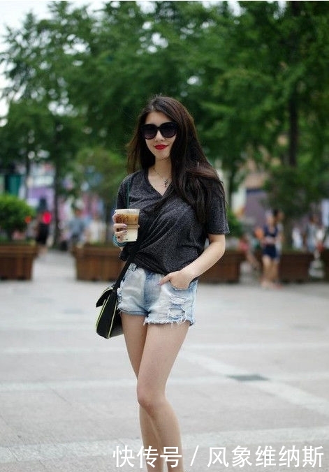 #美女#街拍:时尚时髦的长发美女,黑色上衣搭配牛仔短裤,简单又时尚