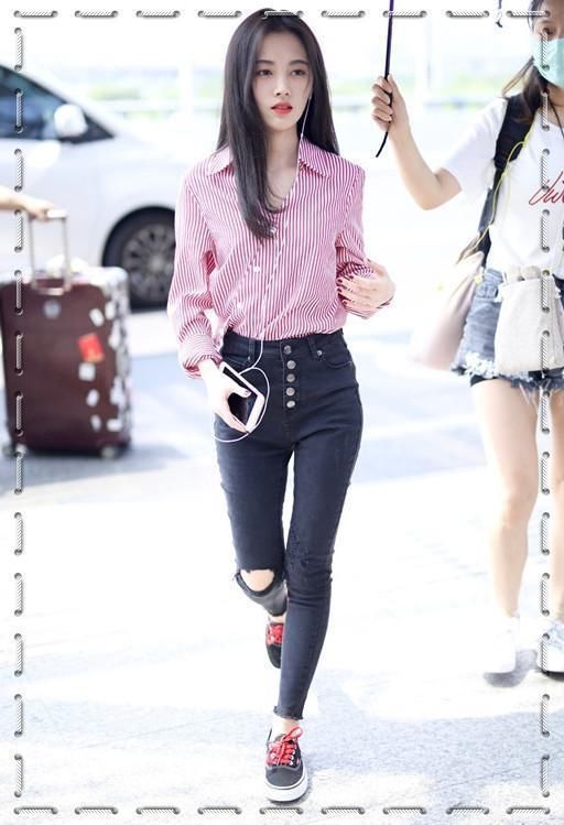 当刘雯和鞠婧祎同穿条纹衬衫，网友：终于知道干瘦和苗条的差距！