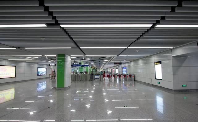  「不见」地铁挖得很深，挖出的泥土为何不见运出来，它们被运往