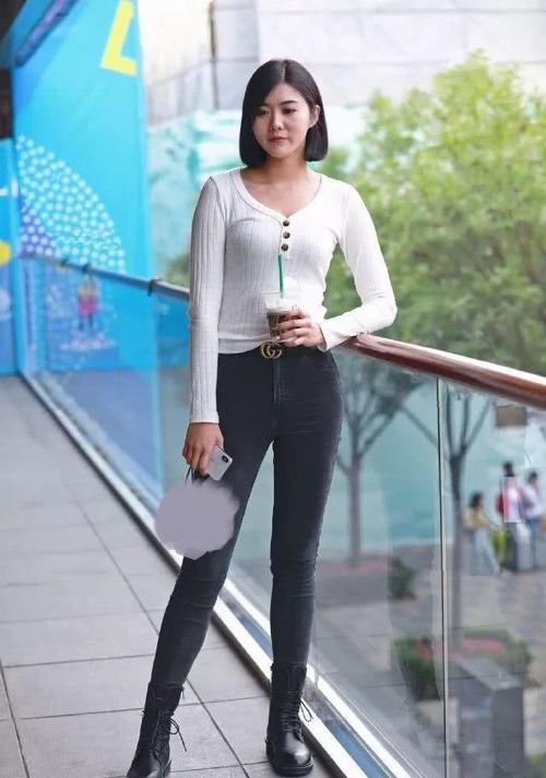  短发：街拍：黑白配的短发美女，简约干练，帅气又有型！