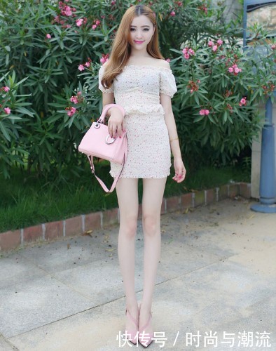 清新俏丽的紧身裙美女，展现绝佳的气质，更加漂亮！