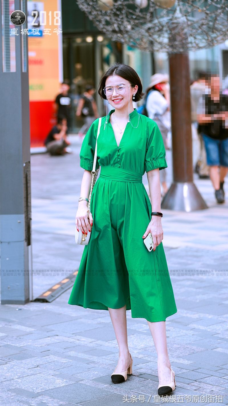 街拍:夏天就是要穿的与众不同，彰显女人独特的魅力