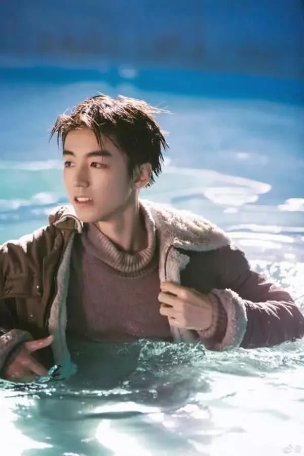 当TFBOYS离开刘海后，易烊千玺颜值飙升，王俊凯像整了容