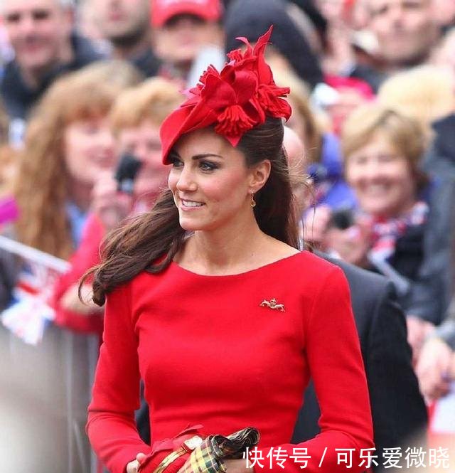 卡米拉模仿凯特王妃，也打了把小伞遮阳，网友调侃东施效颦！