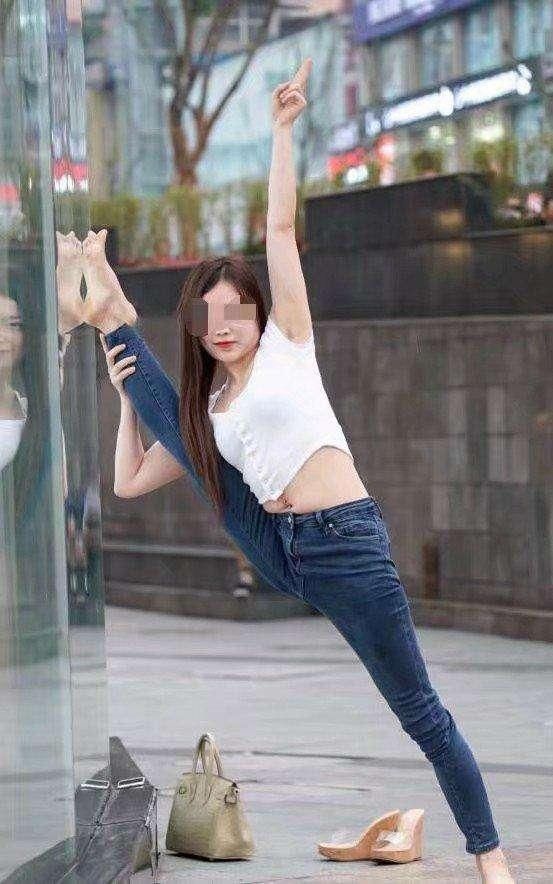 紧身牛仔街头练瑜伽，玩高难度动作，让路人都看呆了！