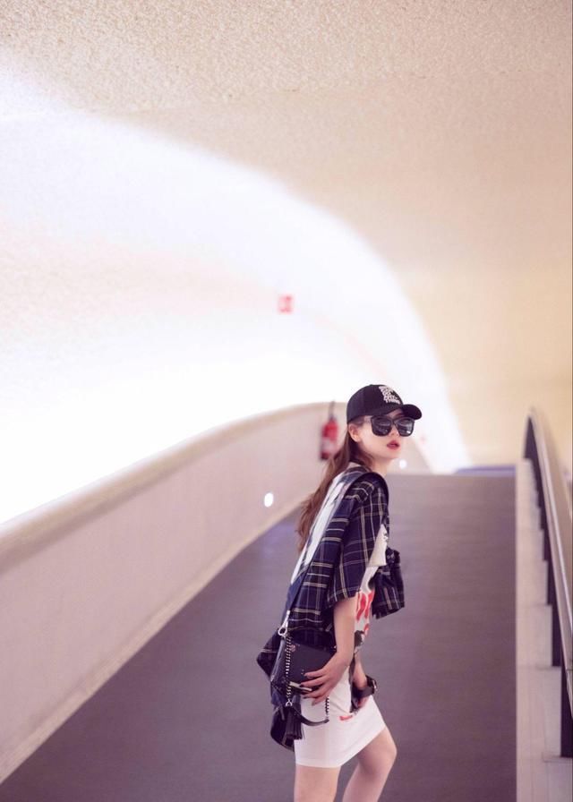 戚薇怎么穿t恤都好看,为啥你不行?因为你没这么搭!