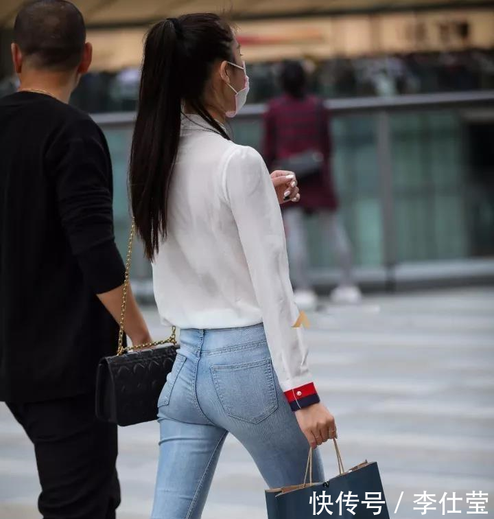 扎马尾的小姐姐穿紧身牛仔裤秀出青春与时尚,口罩也遮不住她的美