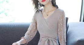 50岁的婆婆，真会打扮!都穿连衣裙和小衫，搭配高跟鞋，太美嫩