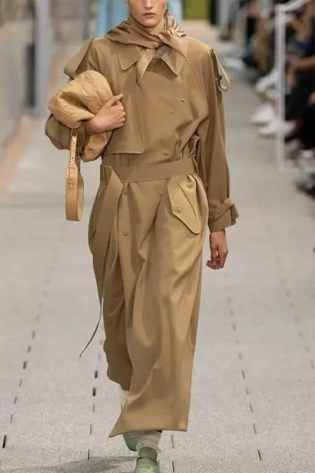  [秀场]2020女装流行趋势：7种秀场设计细节/改良风衣 2021春夏女装核心夹克！