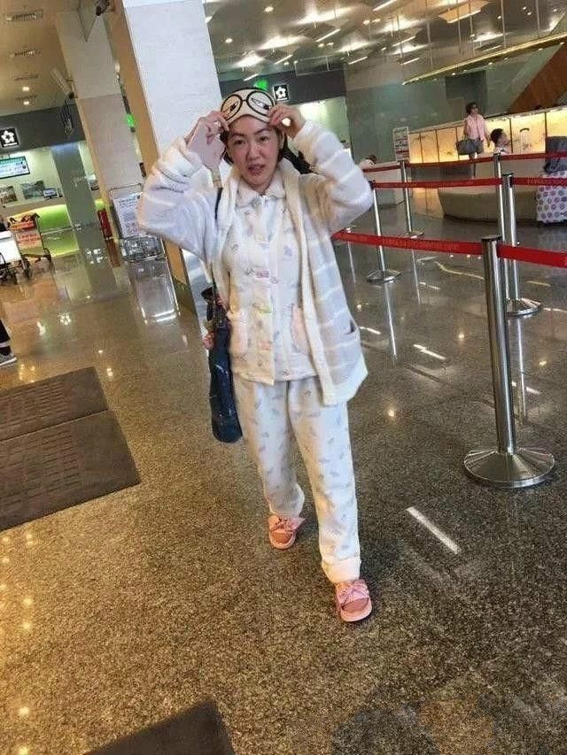 同样都是睡衣装，吴宣仪穿出公主范儿，小S好像乡村大妈！