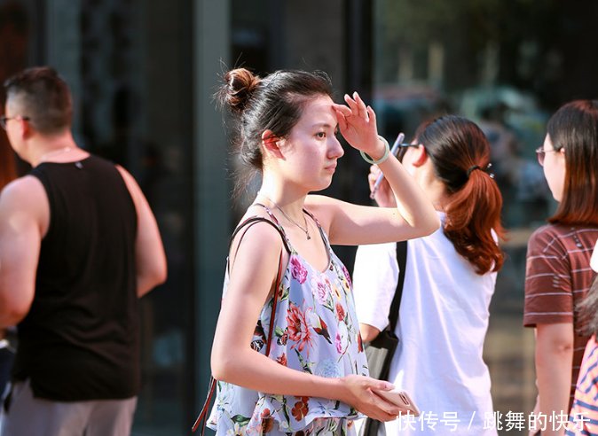 街拍前卫有魅力的美女，紧身穿搭很显活力，下身渔网袜真性感！