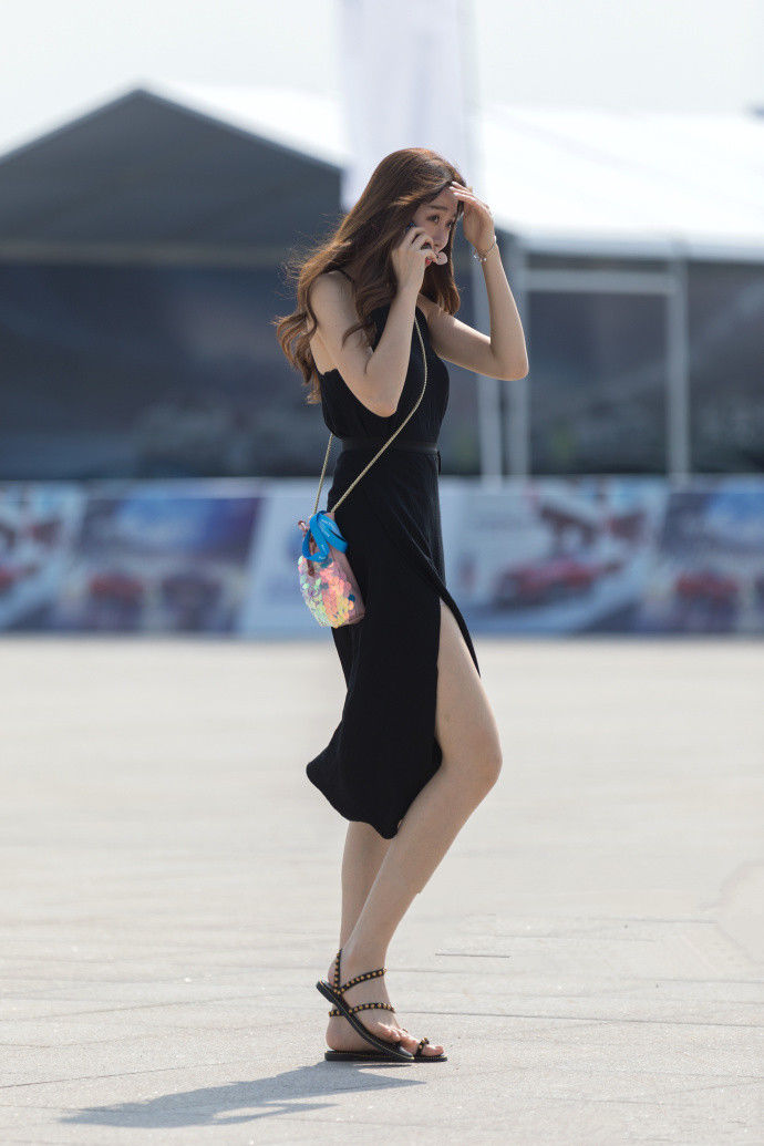 重庆街拍，高配颜值与身材，女神范十足的出街搭配