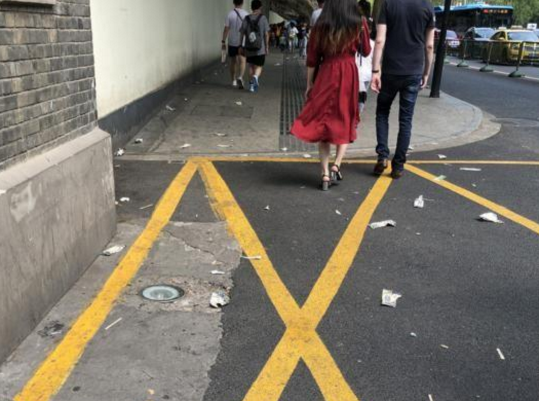 游客投诉南京4A景区门外垃圾遍地，景区回应：不归我们管