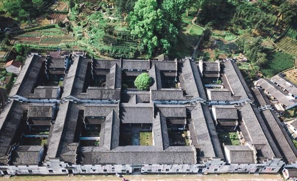 中国最“豪华”建筑，由千根柱子组成，晴不见日雨不湿鞋