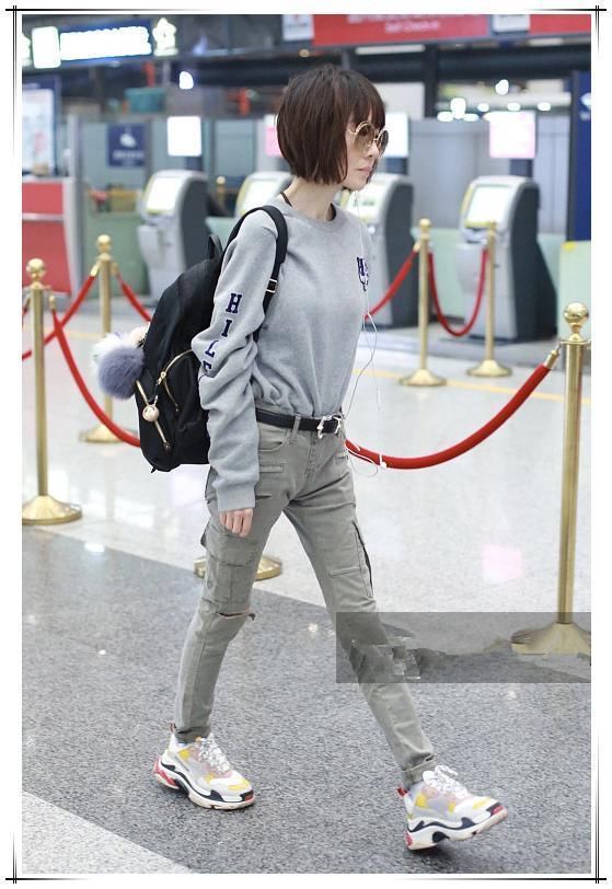 张韶涵真有86斤？最小号紧身裤都撑不起，网友：比鲁豫腿还细！