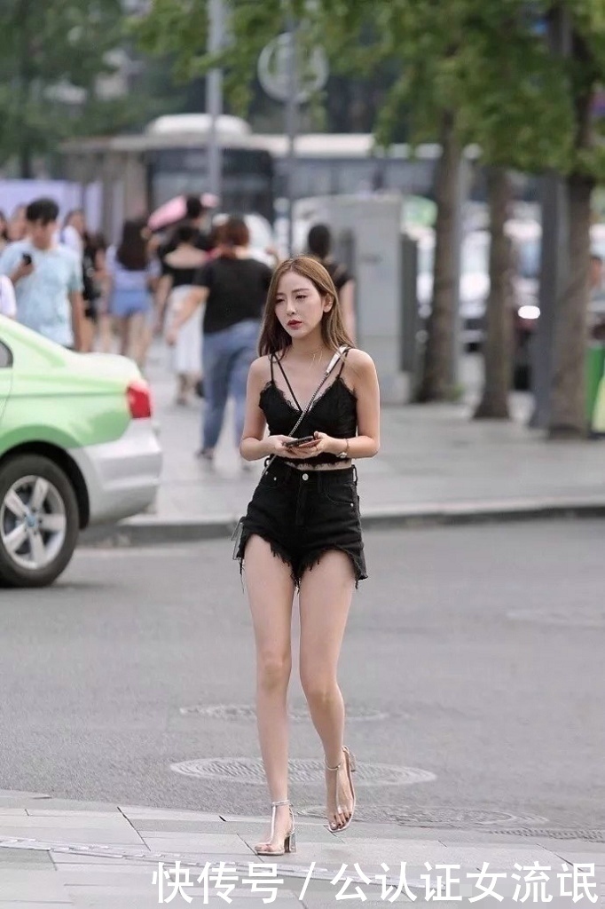 街拍:摩拜单车上的女神 肤白貌美大长腿