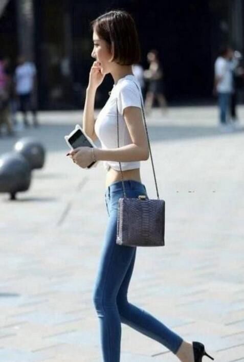 时尚的紧身牛仔裤美女，展现的身段优雅，美的妙不可言