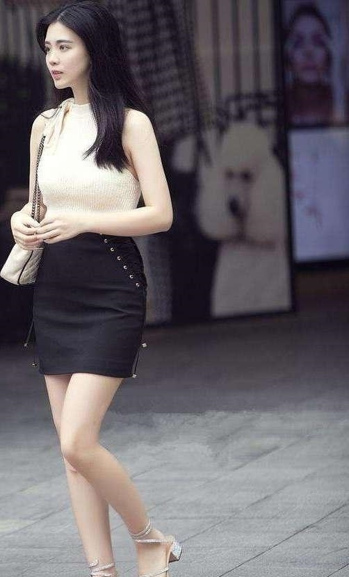 【美女】美女街拍身材曼妙的小姐姐,紧身裙的穿搭,美得更青春