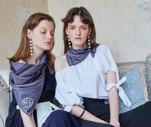 一条丝巾，拯救你无聊的穿搭