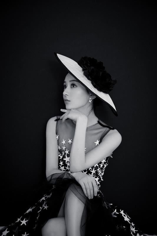 赵丽颖穿吊带裙很美，穿半身裙也很美，但她却偏爱这种裙子!