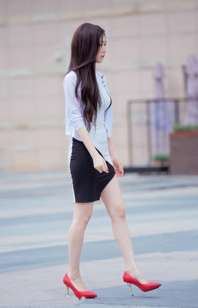  韵味|路人街拍，小姐姐穿不规则紧身短裙，凸显魅力十足的小女人韵味