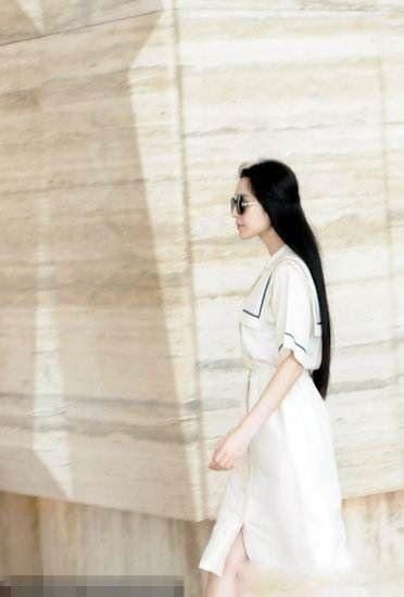 不穿波点裙还不知道，原来范冰冰胯这么宽，强行装嫩有点尴尬！