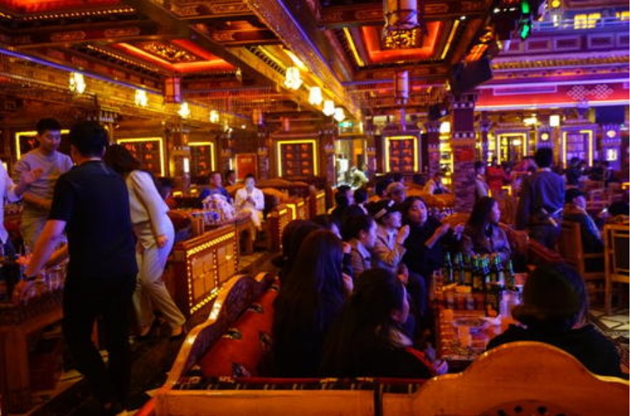 「超出」内地美女夜游拉萨,西藏年轻人的夜生活有多丰富?超出你的想象