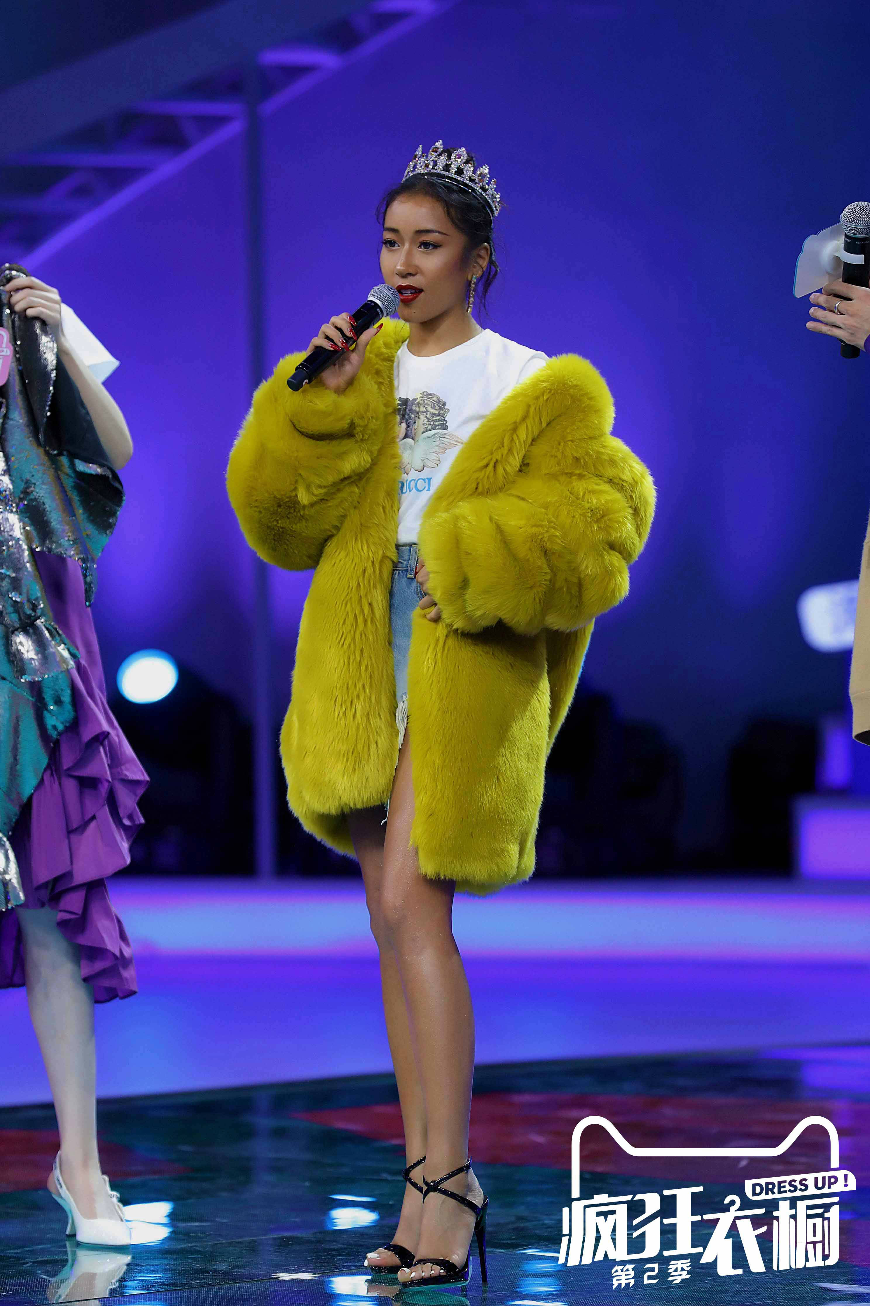 《疯狂衣橱》玩转色彩搭配 吉克隽逸变身闪光黑美人