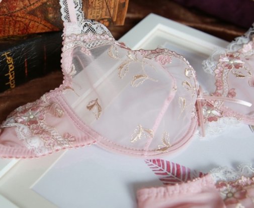 蕾丝文胸过时了，如今的小姐姐都穿这“隐形文胸”，美得先人一步