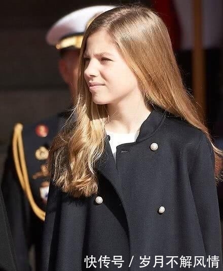  莱昂诺尔：西班牙王后一家四口美如画！两位小公主美如双胞胎，王后斗篷太酷