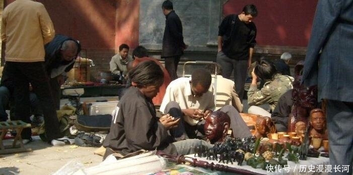 非洲大陆满地“碧玉”，导游却警告：别犯浑，不要去碰！