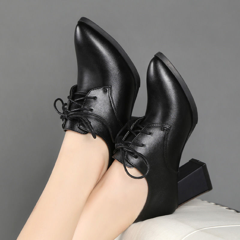 70出门少穿平底鞋，瞧瞧下面这些粗跟皮鞋，款款洋气有女人味