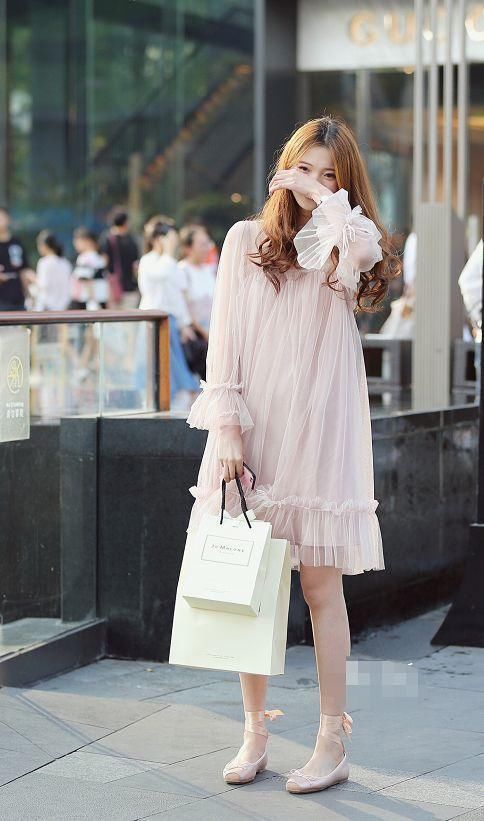 街拍:美女穿包臀裙，紧实的腿部线条，饱满的身材，真出众!