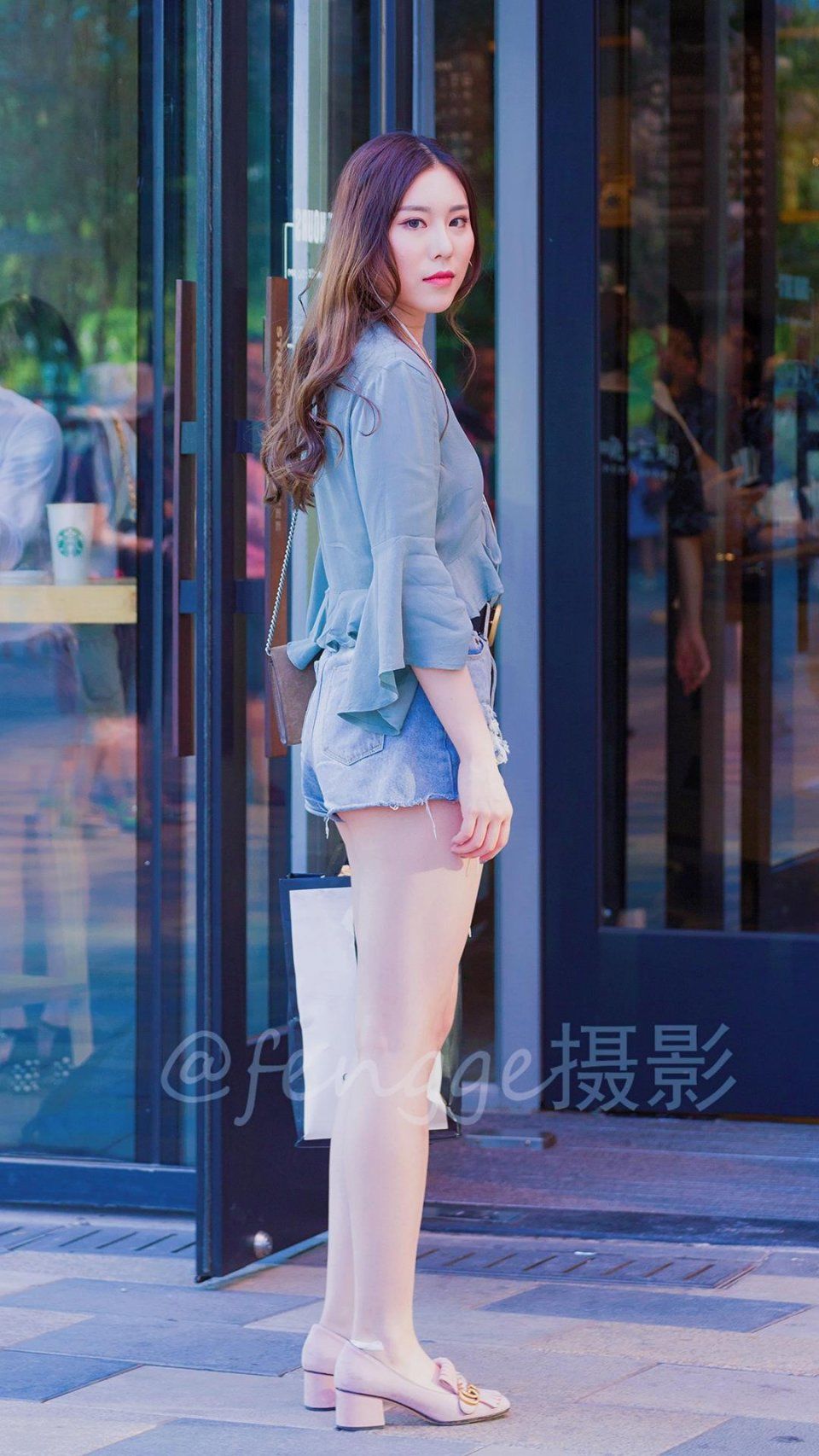 街拍:三里屯来了个梨形身材的姑娘，个性时尚颇具亲和力