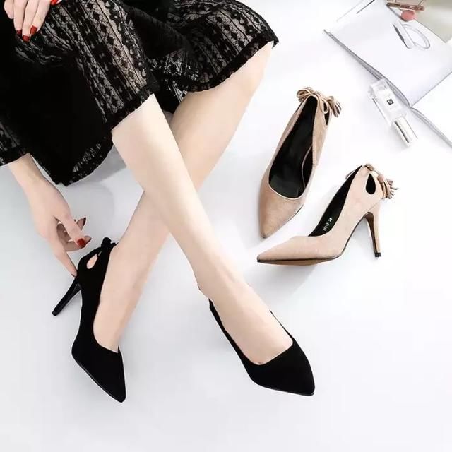 尖头细跟高跟鞋凸显凹凸有致的身材