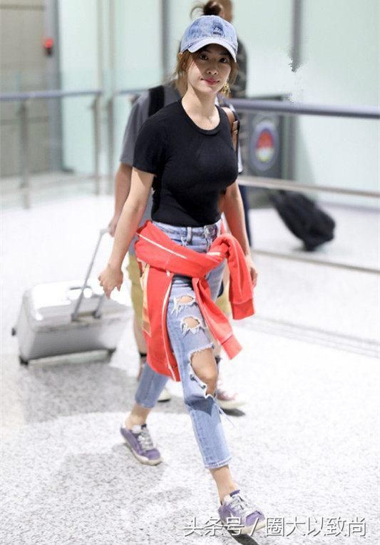 38岁熊黛林和42岁贾静雯，同穿吊带装，网友：越露越时尚？