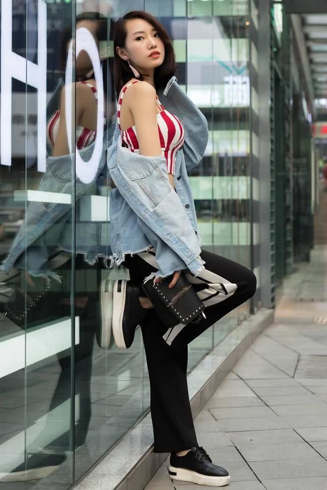 路人街拍,这位小姐姐一头黝黑柔顺的长发,看上去格外的美丽动人