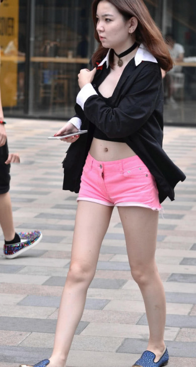 20岁小姐姐长的有点着急，小热裤包裹浑圆翘臀，舒爽的露脐装真是