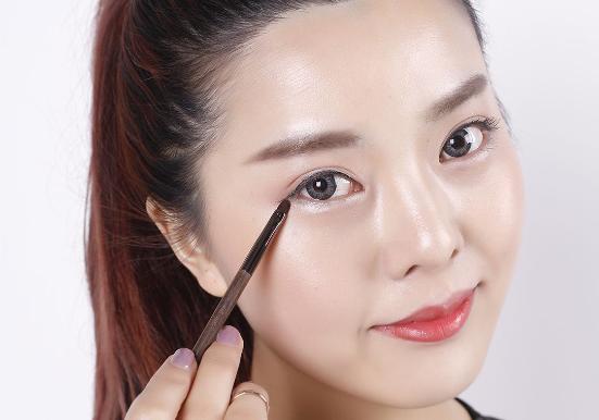 男人是喜欢女人化妆还是素颜？网友：重点是漂不漂亮！