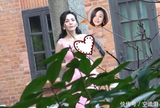  『气质』雪姨王琳真是不见老！一袭粉裙身段苗条，雪白肌肤犹如二八少女