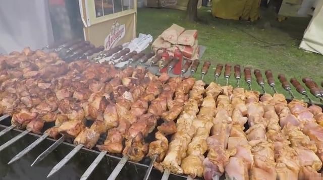 「小时」去新疆打卡“巨型”羊肉串,1小时吃完5串,结账时我眼泪掉下来